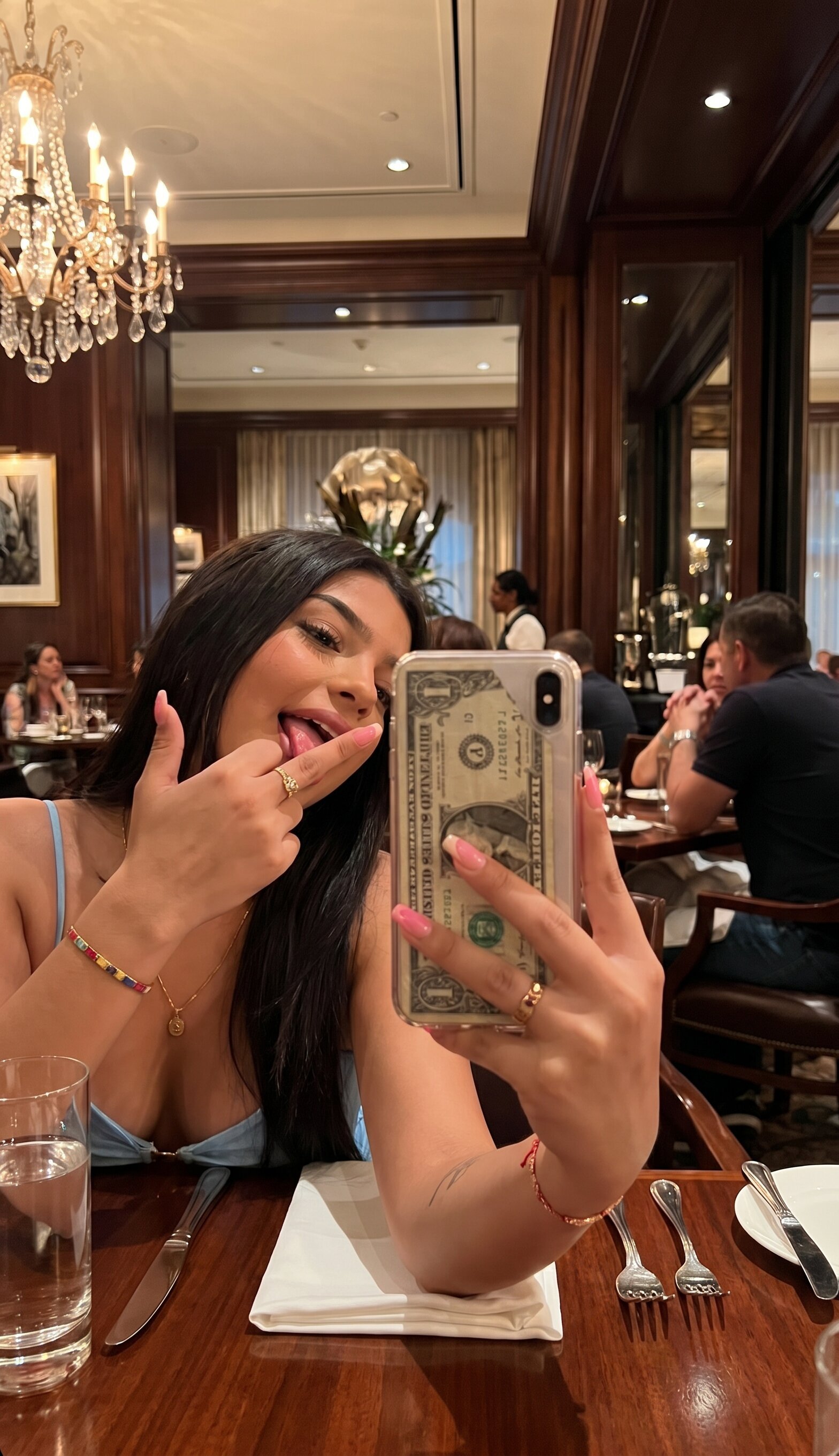 Modelo en un restaurante para una campaña publicitaria